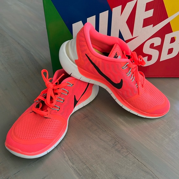 Nike Shoes - EUC : Nike Free 5.0 Running Shoes Sneakers. Women’s Size 7.5. EUC.